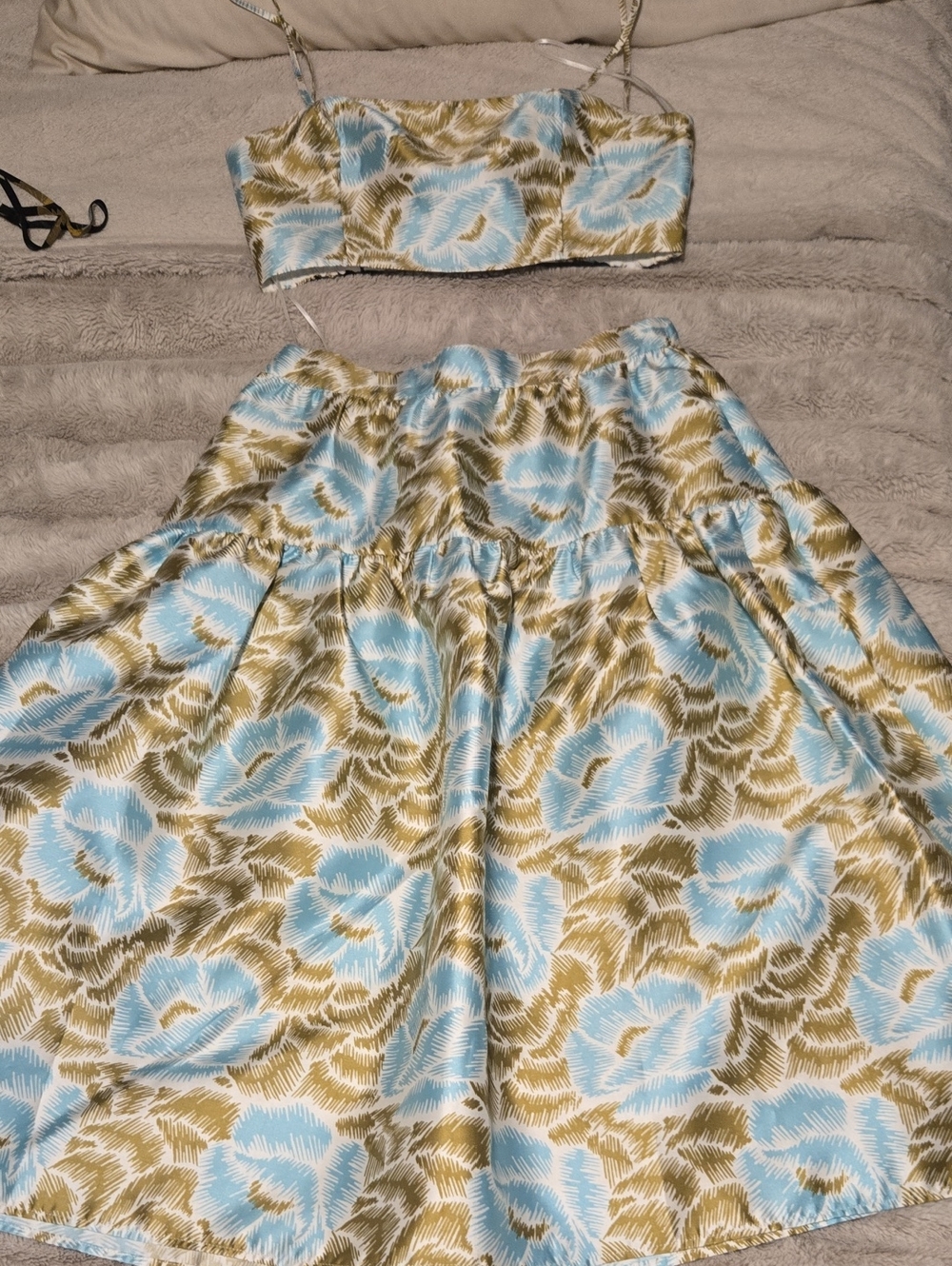 1 State Two-Piece Floral Crop Top & Skirt Set in Light Blue and Olive M - Picture 2 of 6